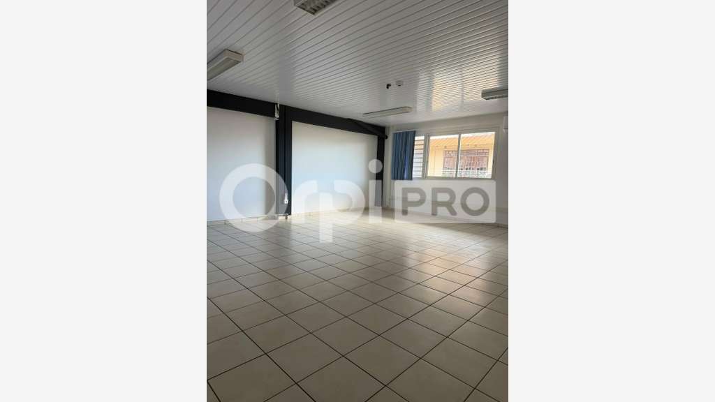 Plateau de bureaux 270m² R+1 à louer à Cayenne