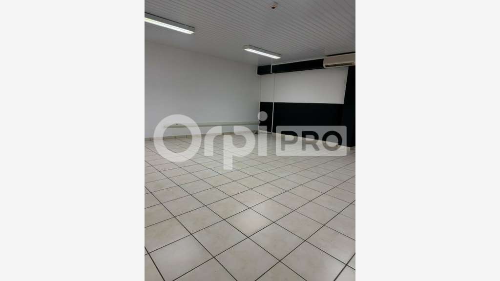 Plateau de bureaux 270m² R+1 à louer à Cayenne