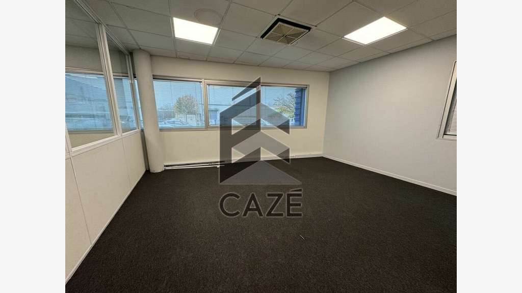 Bureaux 158m² RDC à louer à Cenon
