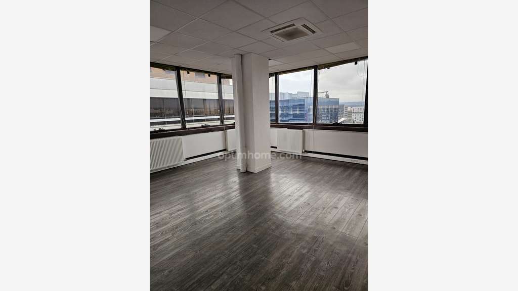 Bureau 27m² en étage à louer à Cergy Préfecture