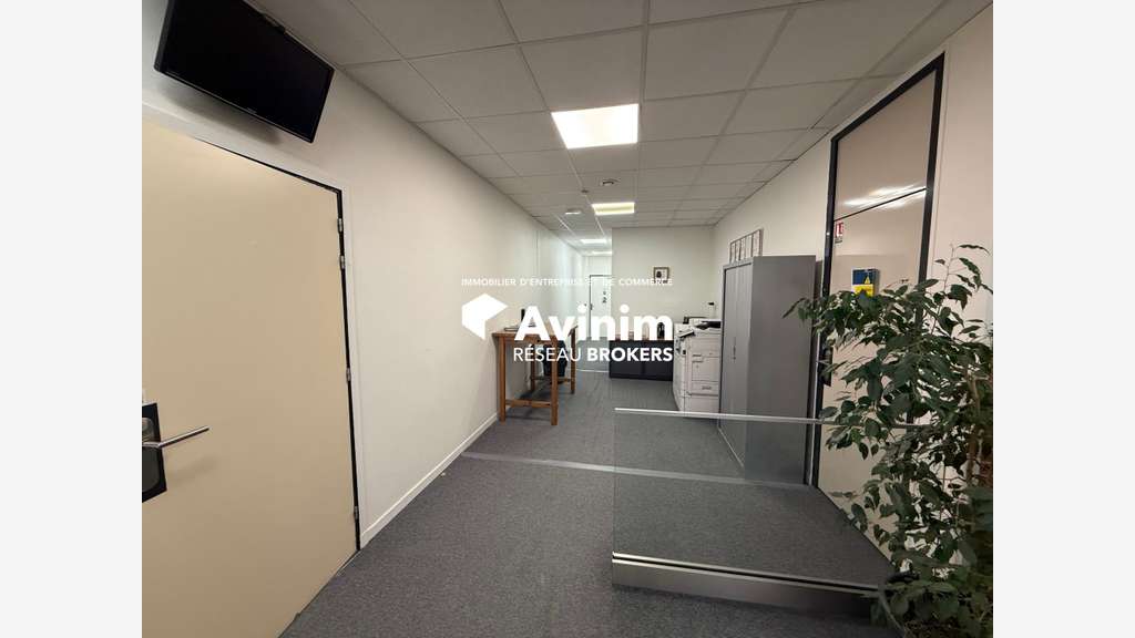 Bureaux fonctionnels 805m² RDC + 10 pl²ces à Cergy