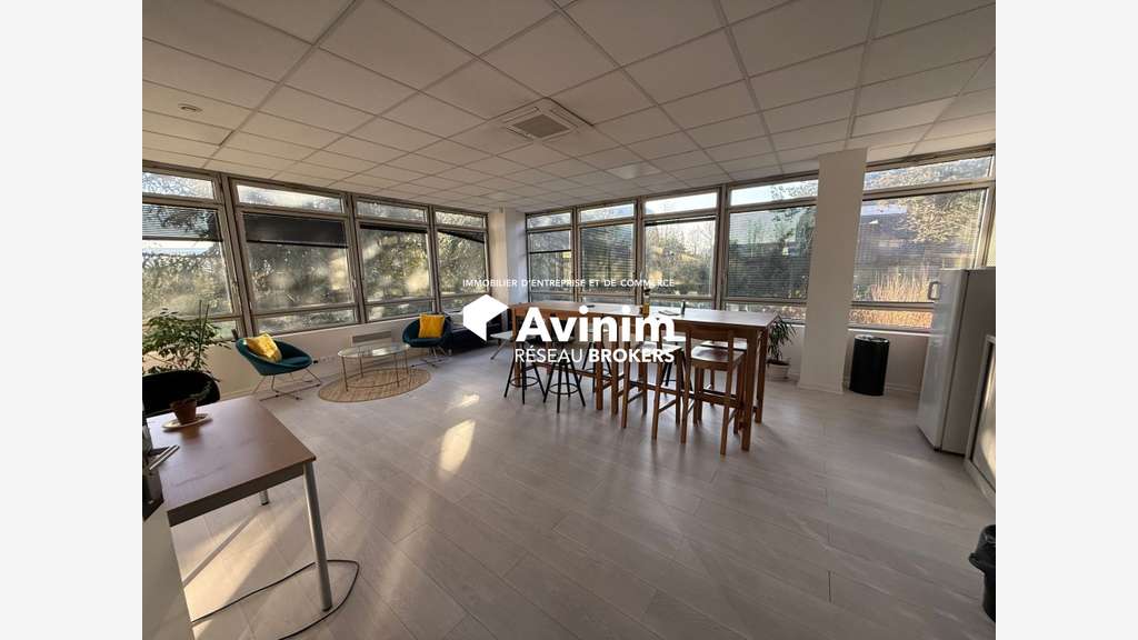 Bureaux fonctionnels 805m² RDC + 10 pl²ces à Cergy