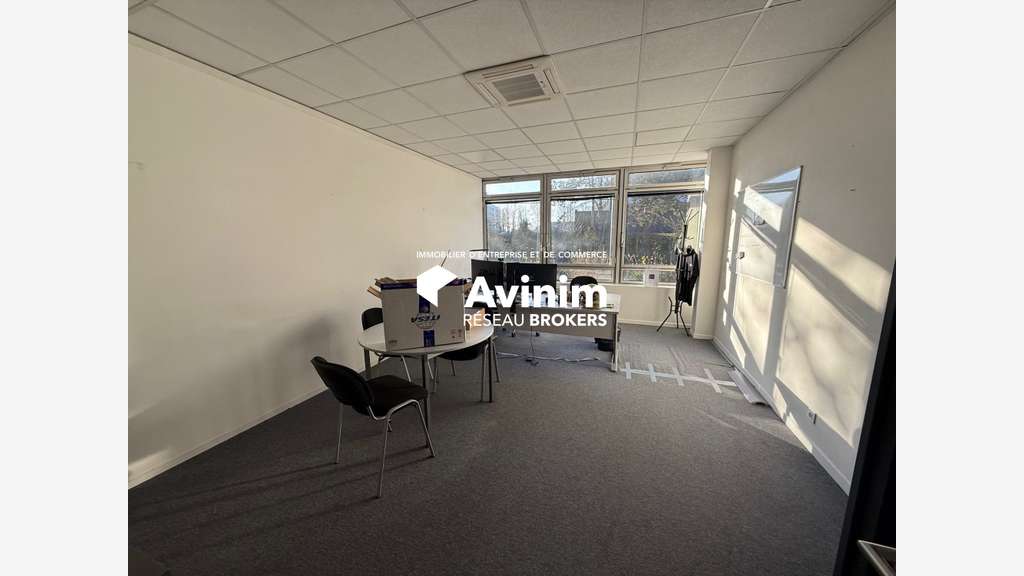 Bureaux fonctionnels 805m² RDC + 10 pl²ces à Cergy