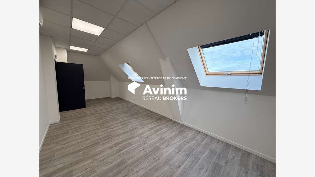 Bureaux à louer 198m² R+1 à Cergy