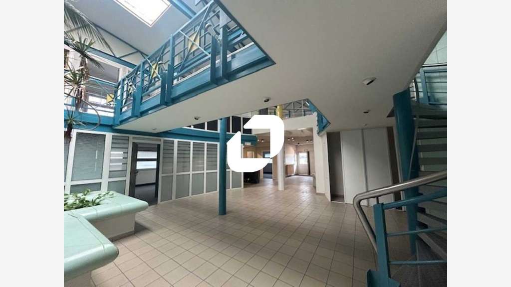 A louer Bureaux 640m² Cergy