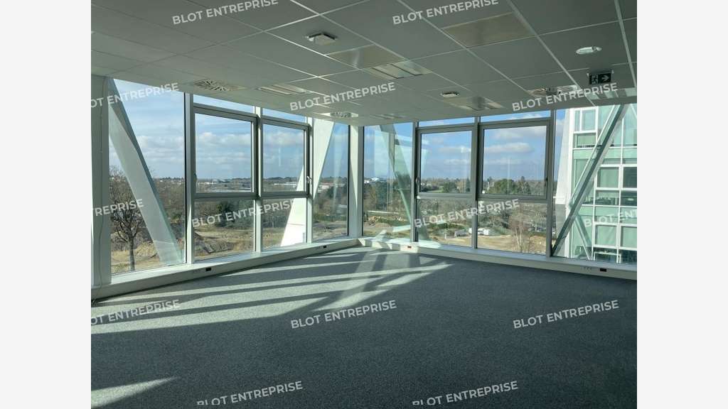 A louer bureaux 324m² à Cesson-Sévigné Viasilva 