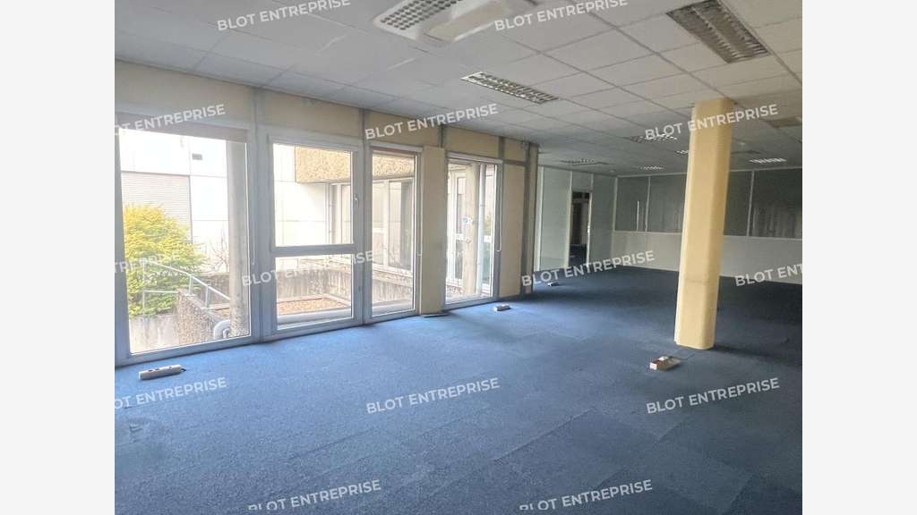 A louer bureaux 1877m² 3 niveaux à Cesson-Sévigné