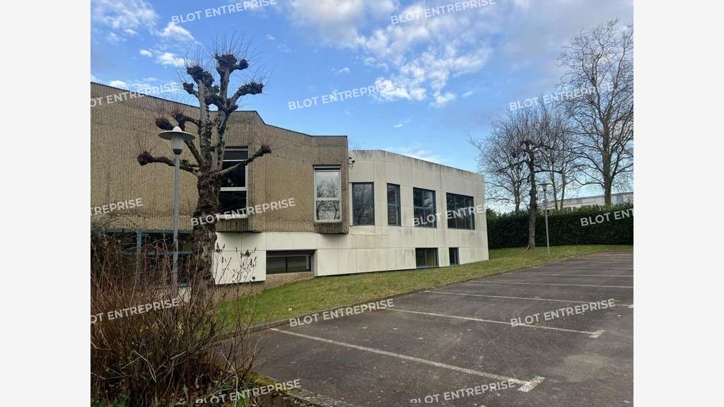 A louer bureaux 1877m² 3 niveaux à Cesson-Sévigné