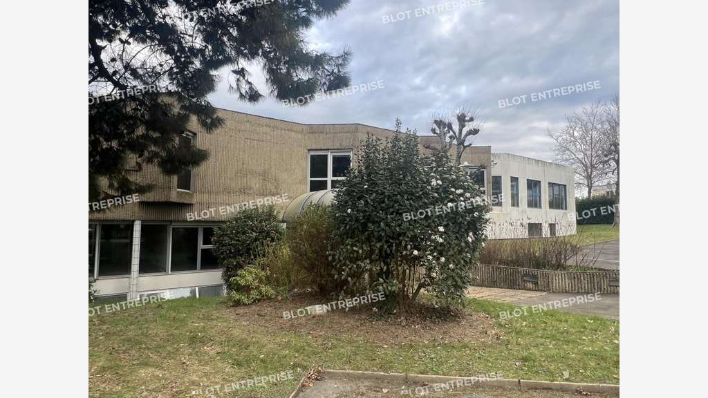 A louer bureaux 1877m² 3 niveaux à Cesson-Sévigné