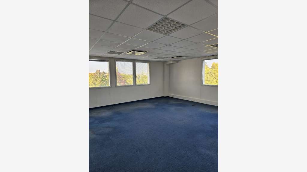 Bureaux spacieux modernes à louer à Cesson-Sévigné