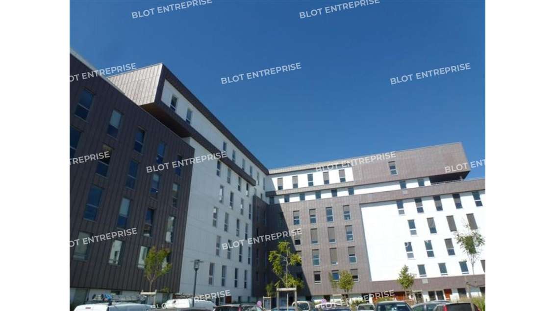 Loue bureaux 388m² 12 parkings à Cesson-Sévigné