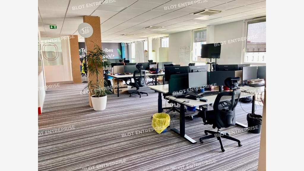 Loue bureaux 388m² 12 parkings à Cesson-Sévigné