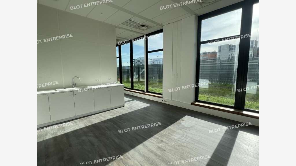 A louer bureaux 605m² R+2 HQE à Rennes Est