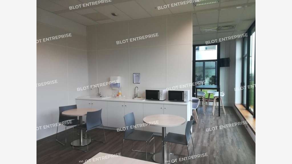 A louer bureaux 2026m² à Rennes Est