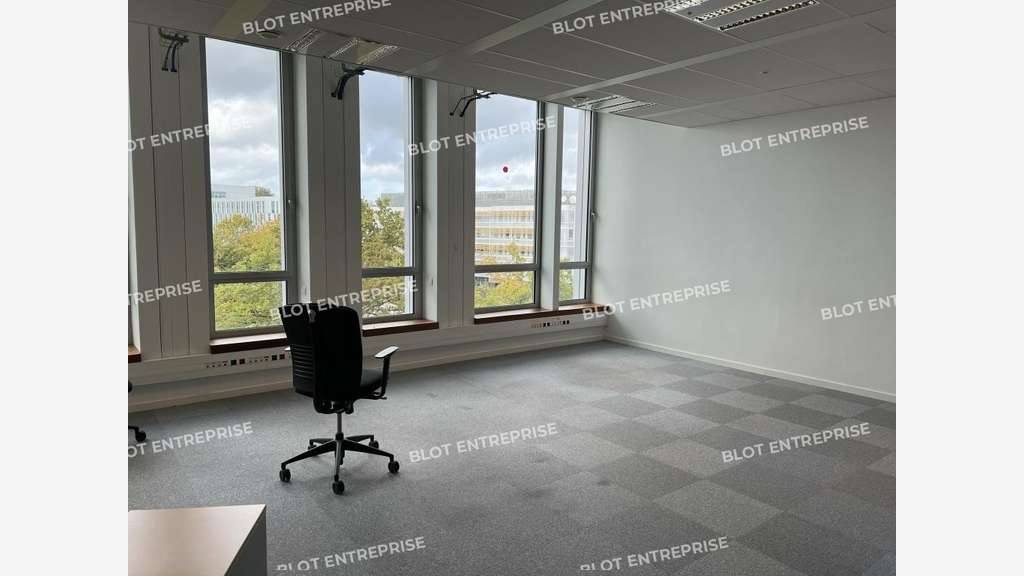 A louer bureaux 2026m² à Rennes Est