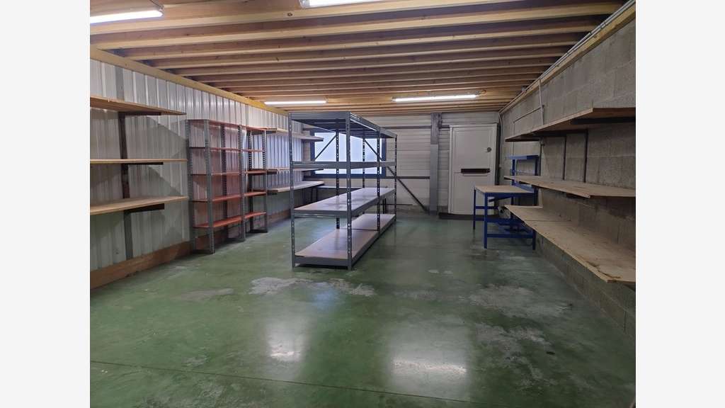 Loue local atelier stockage 52m² Challes les Eaux
