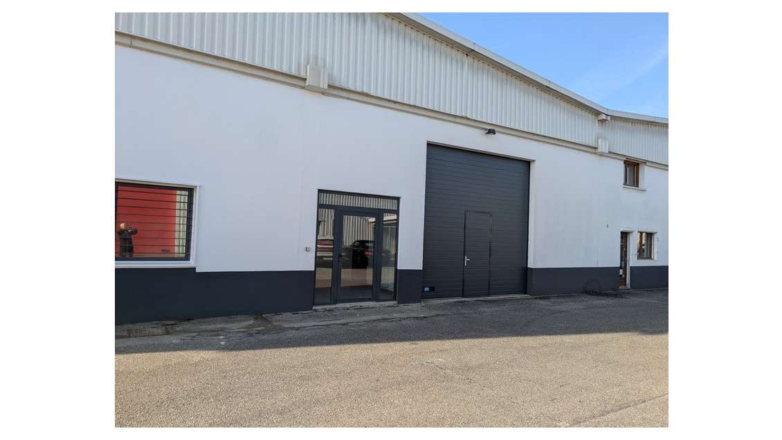 Loue local d'activité 242m² accès camion Chambéry