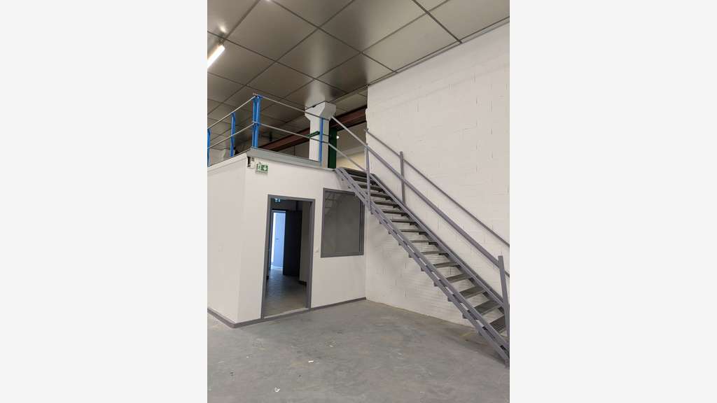 Loue local d'activité 242m² accès camion Chambéry