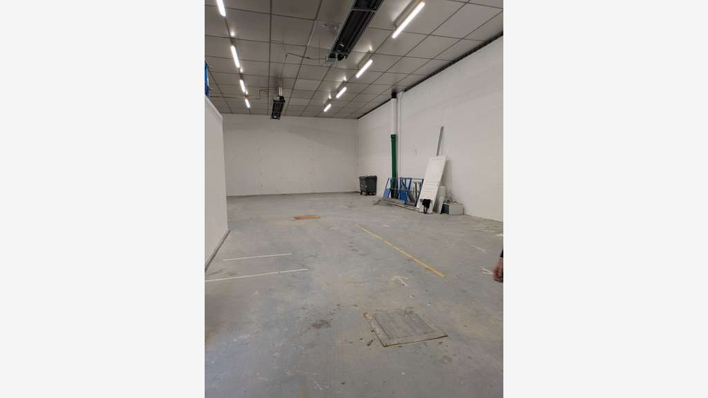 Loue local d'activité 242m² accès camion Chambéry
