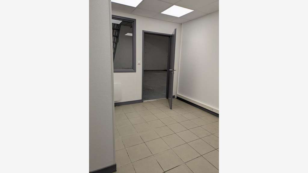 Loue local d'activité 242m² accès camion Chambéry