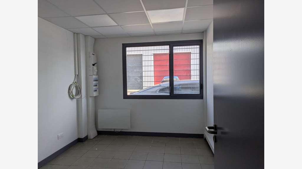 Loue local d'activité 242m² accès camion Chambéry