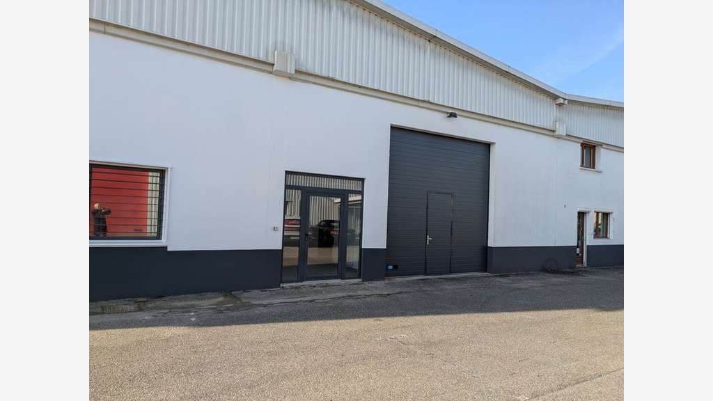 Loue local d'activité 242m² accès camion Chambéry