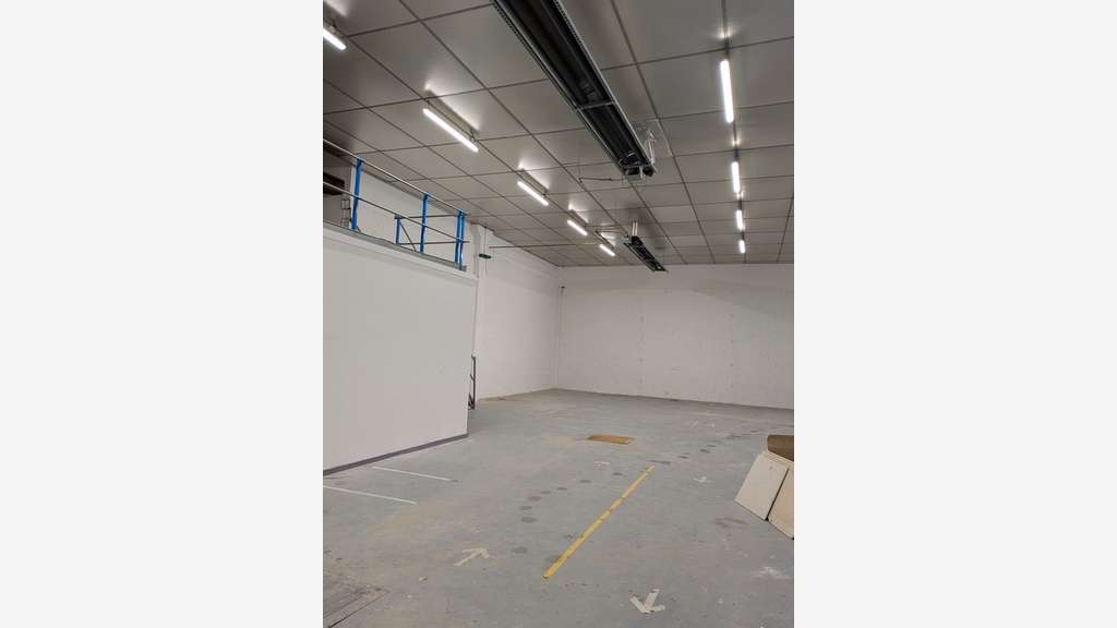 Loue local d'activité 242m² accès camion Chambéry