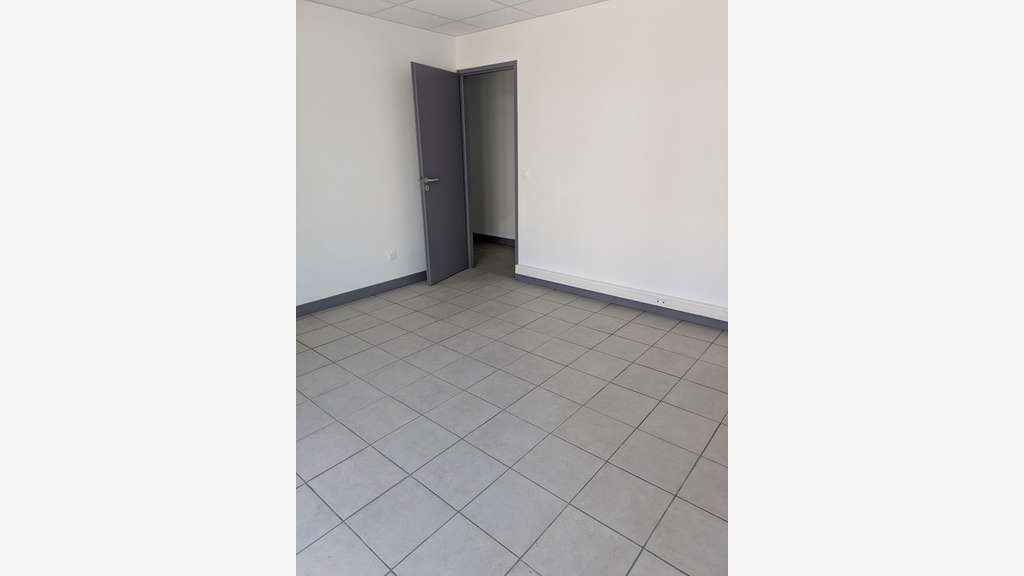 Loue local d'activité 242m² accès camion Chambéry