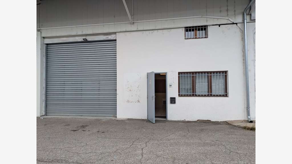 Local d'activité 125m² à louer en za Chambéry (73)
