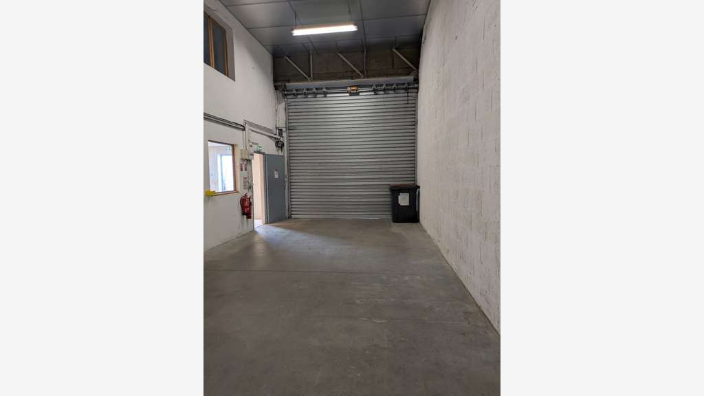 Local d'activité 125m² à louer en za Chambéry (73)
