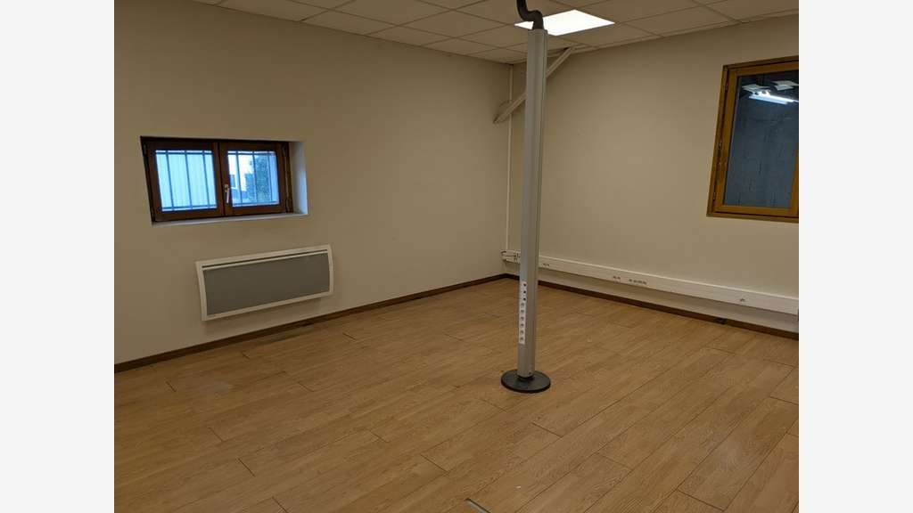 Local d'activité 125m² à louer en za Chambéry (73)