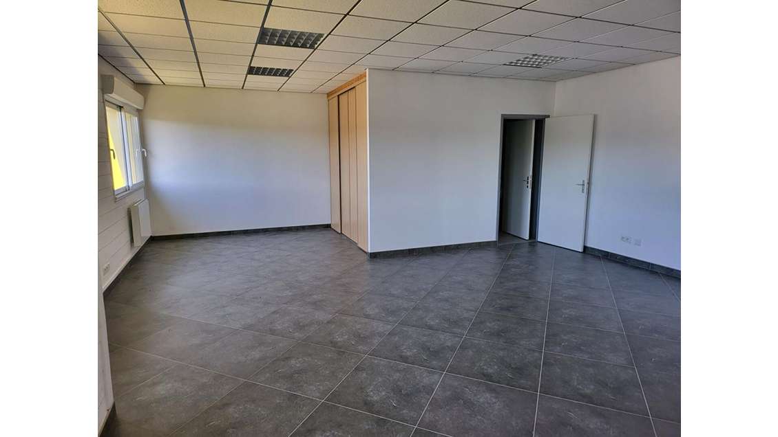A louer bureau lumineux 55m² R+1 à Champagné