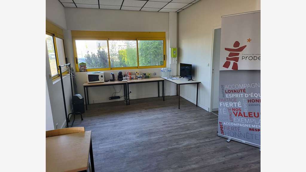 A louer bureaux de 105,37m² en za à Champagné