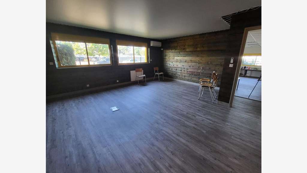 A louer bureaux de 105,37m² en za à Champagné