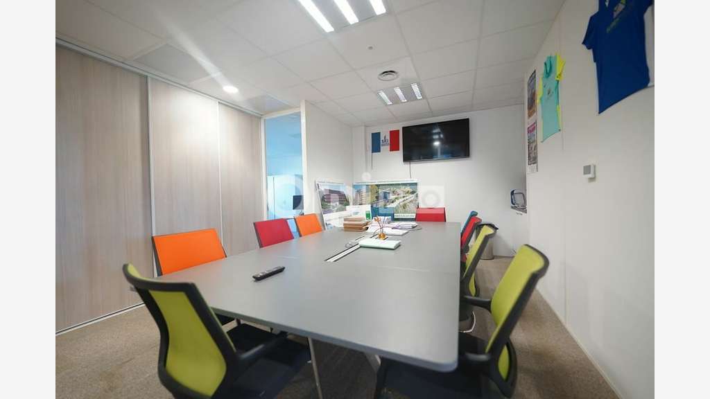 AV surfaces de 451,40m² à 809m² à Vénissieux
