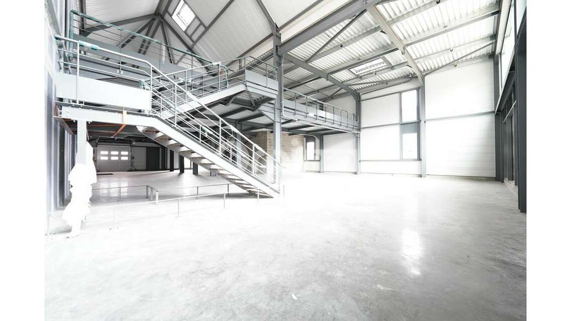 AV surfaces de 451,40m² à 809m² à Vénissieux