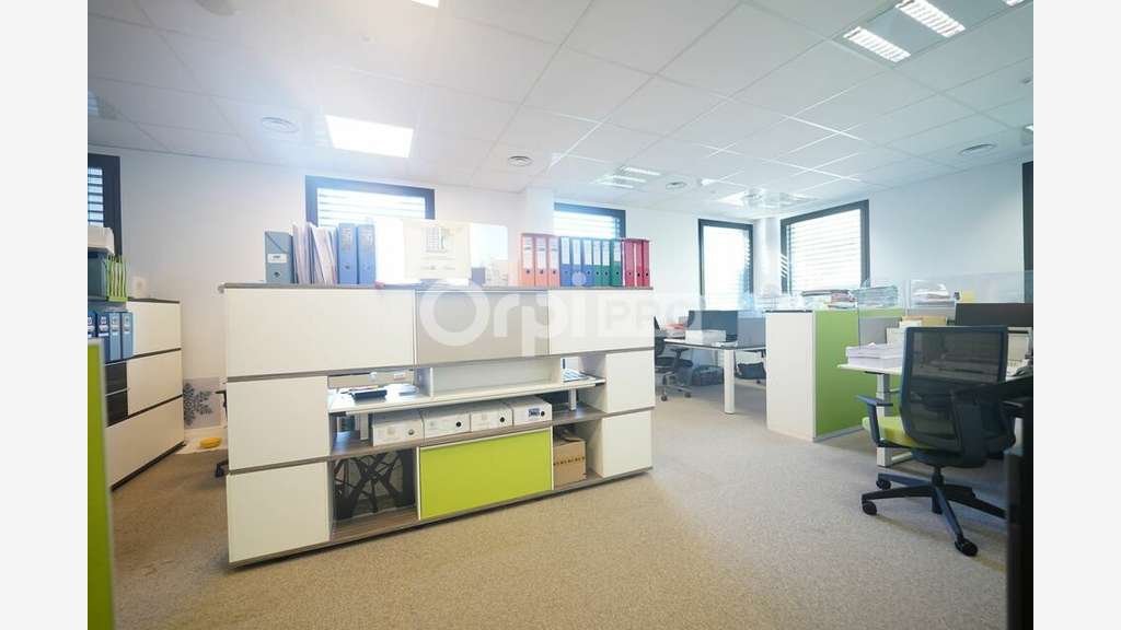 AV surfaces de 451,40m² à 809m² à Vénissieux