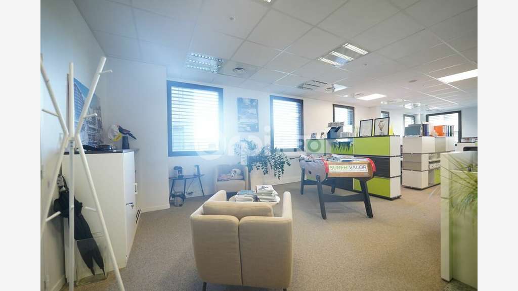 AV surfaces de 451,40m² à 809m² à Vénissieux