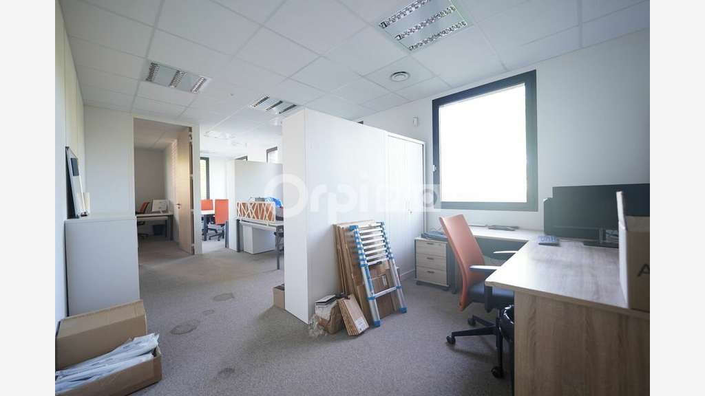 AV surfaces de 451,40m² à 809m² à Vénissieux