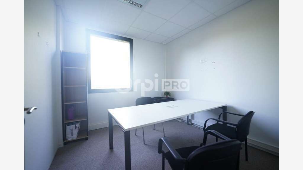 AV surfaces de 451,40m² à 809m² à Vénissieux