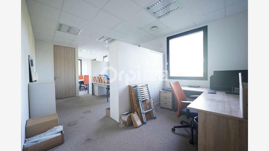 AV surfaces de 451,40m² à 809m² à Vénissieux