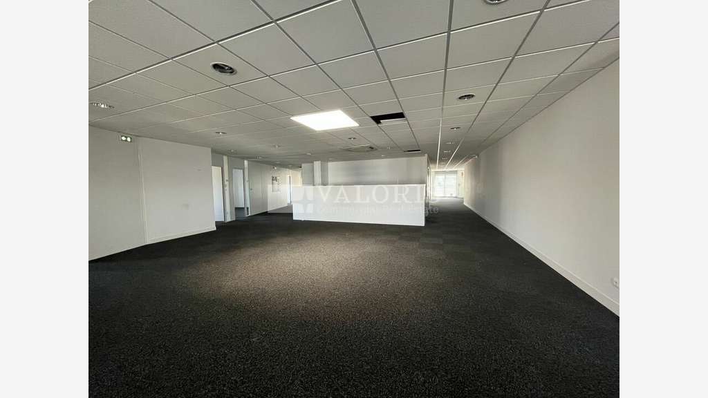 Bureaux 2000m² à louer à Champagne-au-Mont-d'Or