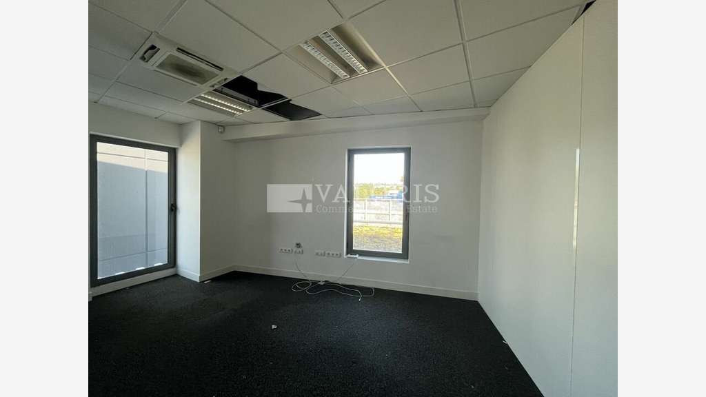 Bureaux 2000m² à louer à Champagne-au-Mont-d'Or