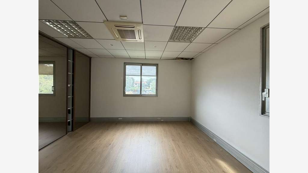 À louer bureaux 261m² à Champagne-Au-Mont-D'Or