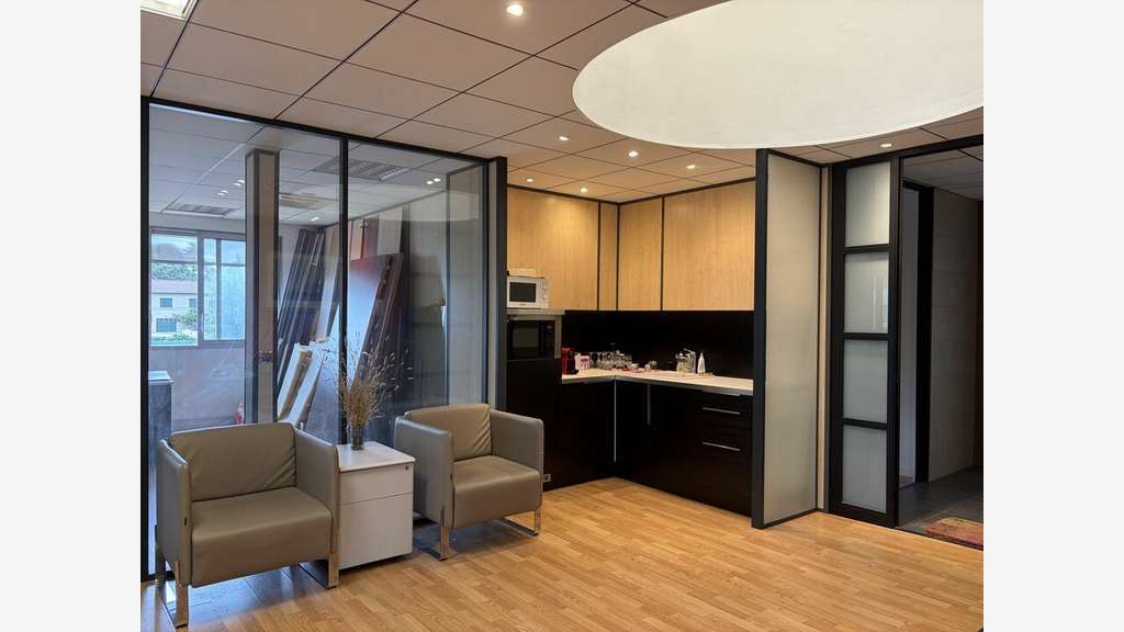 À louer bureaux 261m² à Champagne-Au-Mont-D'Or
