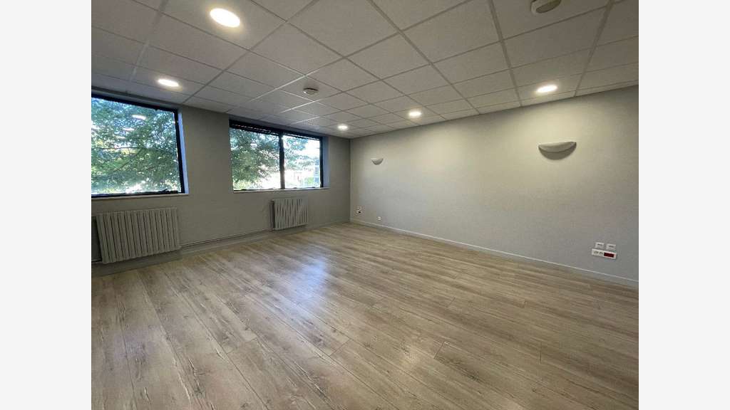 Loue bureaux 350m² à Champagne au Mont d'Or centre
