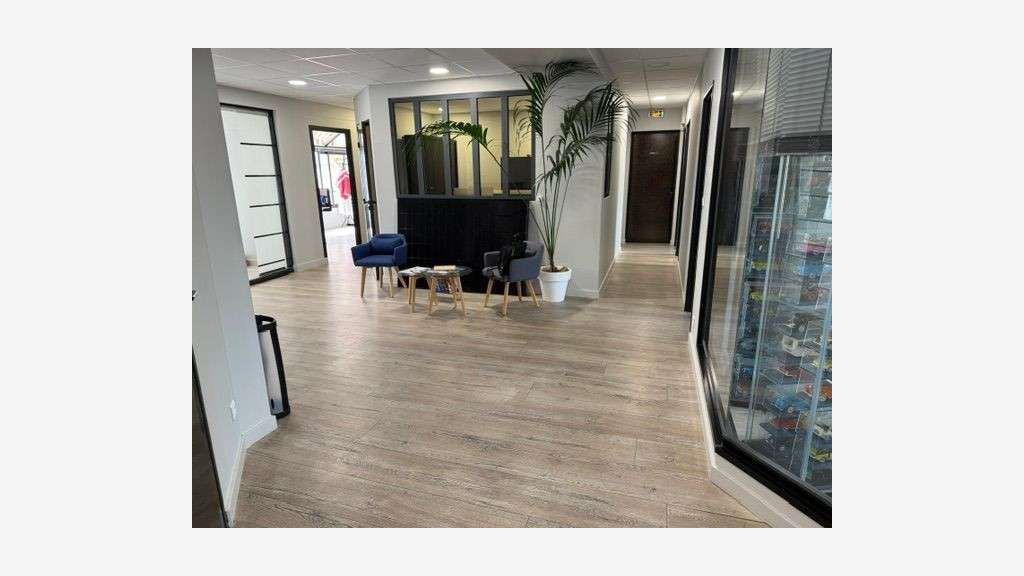 Loue bureaux 350m² à Champagne au Mont d'Or centre