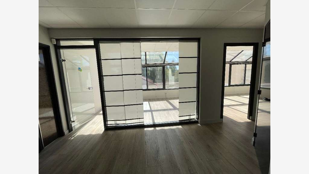 Loue bureaux 350m² à Champagne au Mont d'Or centre