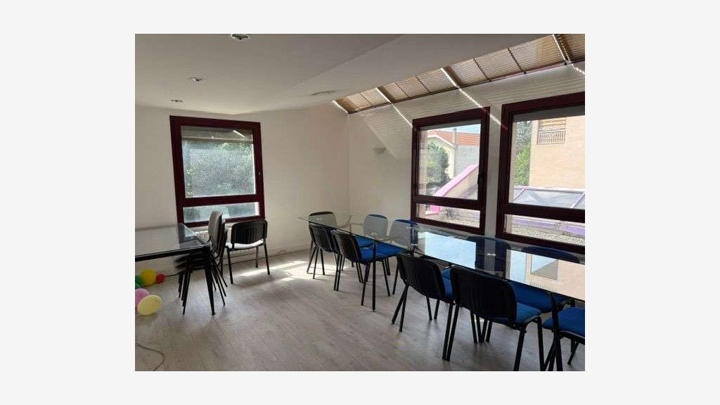 Loue bureaux 350m² à Champagne au Mont d'Or centre