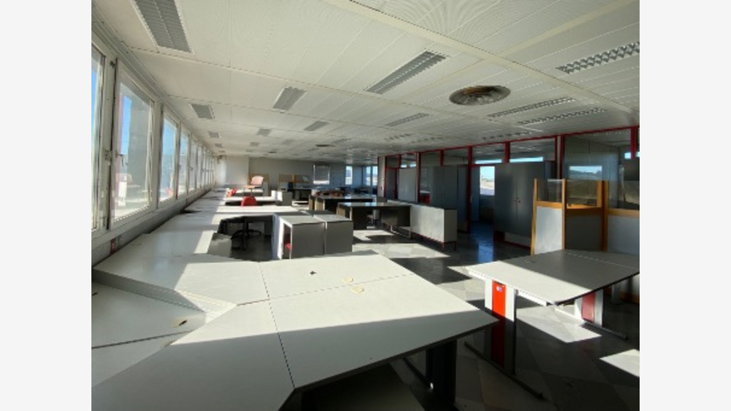 Bureaux 1850m² à louer à Champs-sur-Yonne